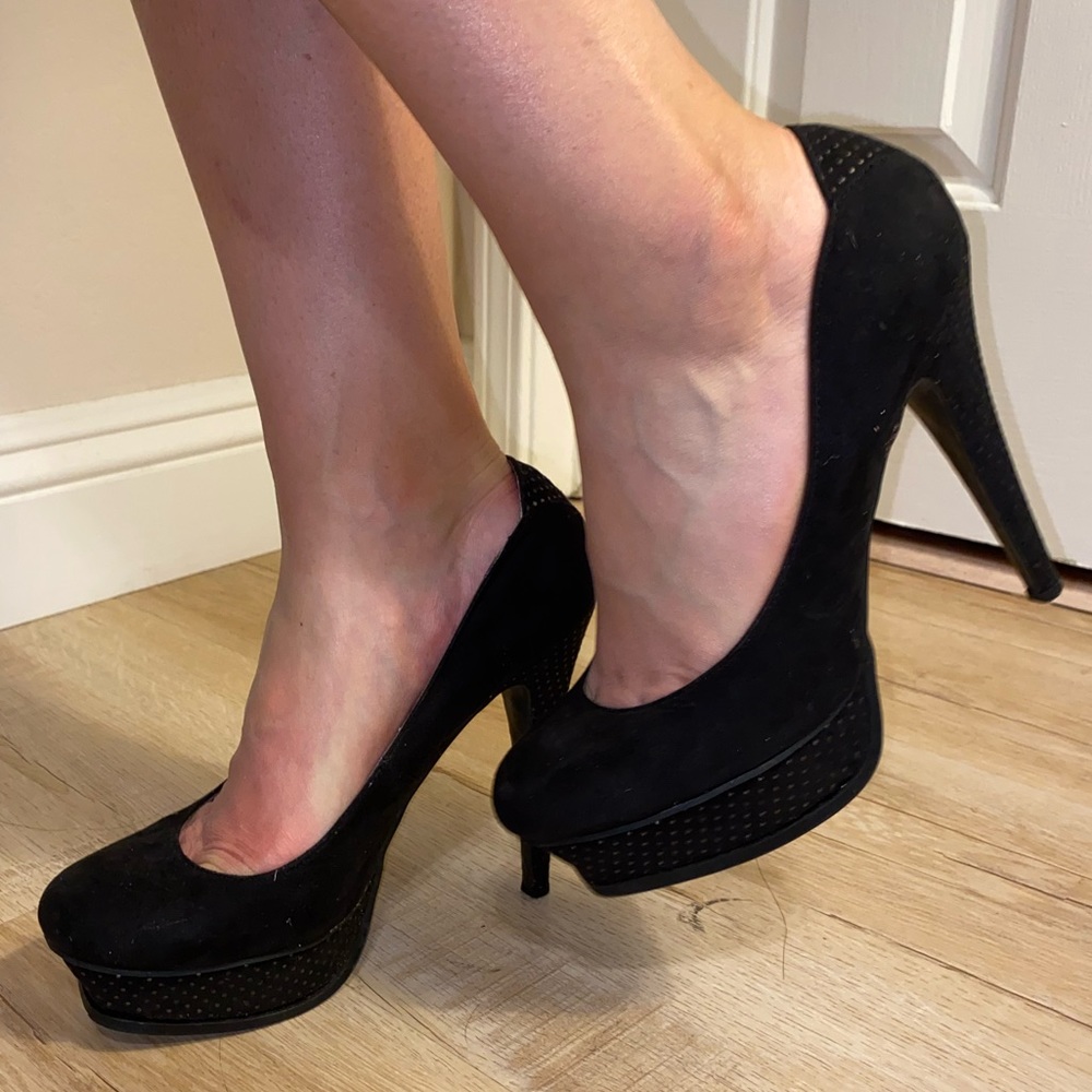 Guess Black Stiletto Round Toe Pumps